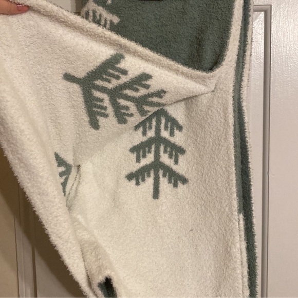 Viral Christmas tree Nicole miller green blanket - Picture 2 of 3